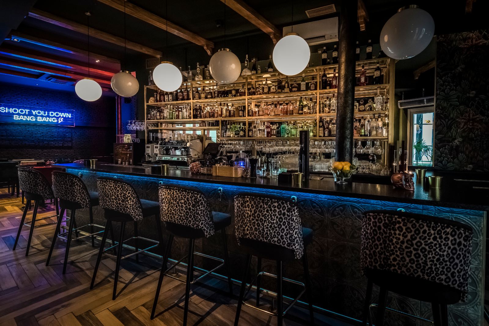 La barra de The Bowie, con el botellero iluminado y los taburetes