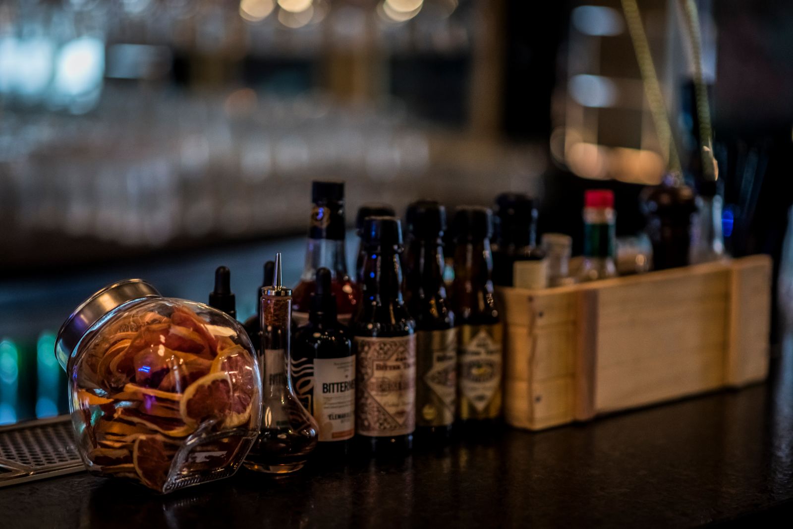 Botellas de bitters y licores sobre la barra